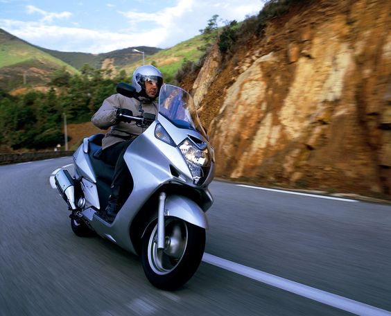Honda Silverwing 600 фото мотоцикла