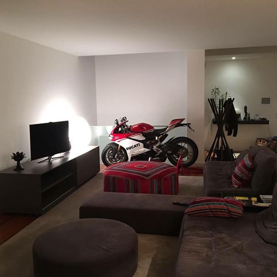 Мотоцикл Ducati в комнате