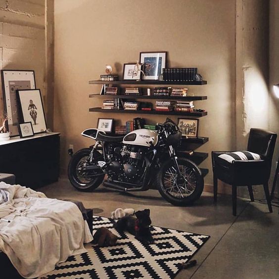 Мотоцикл Triumph в комнате