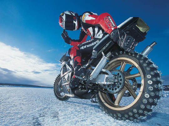 Мотоцикл на зимней резине с шипами